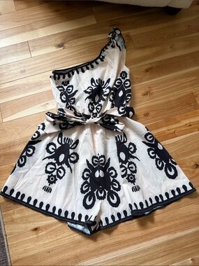 ✨ New ✨ Gorgeous One Shoulder Romper Size Small ✨